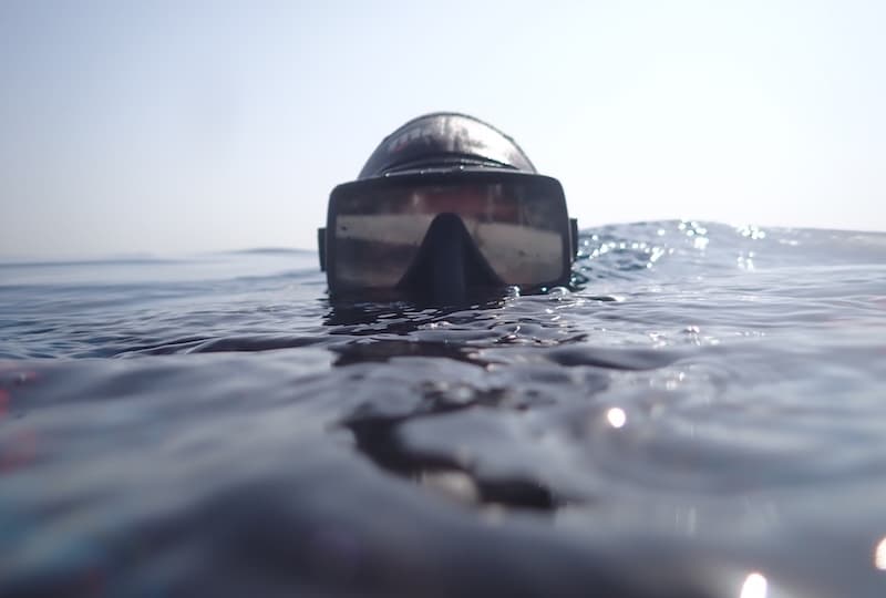Mergulhador na superfície do mar
